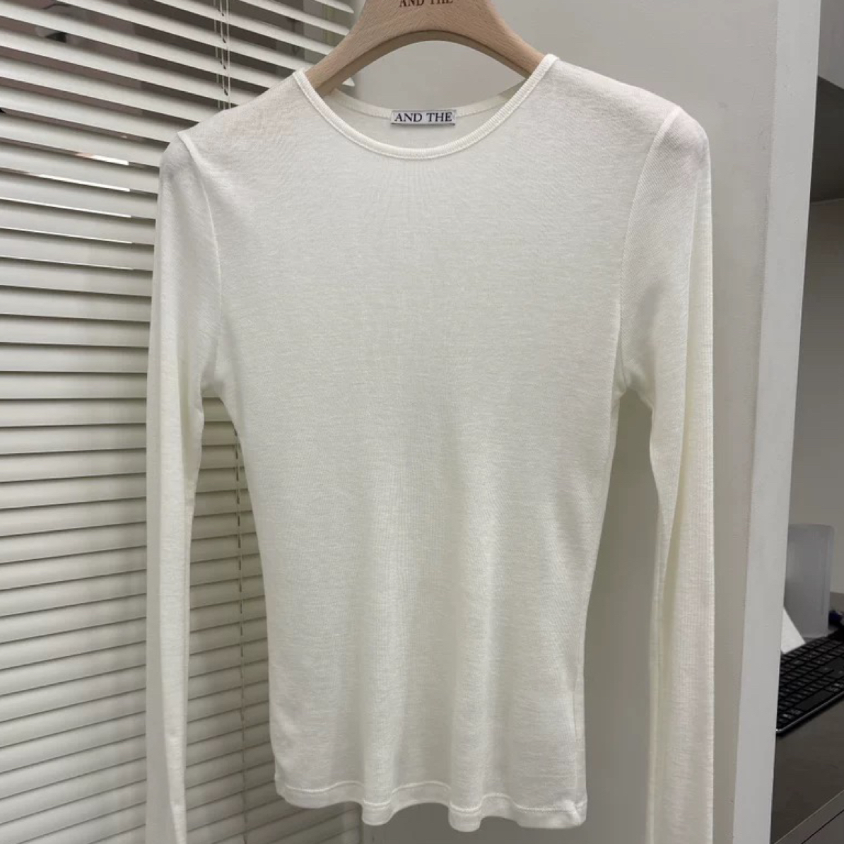 韩国东大门And The2025秋季简约百搭纯色圆领轻薄打底衫