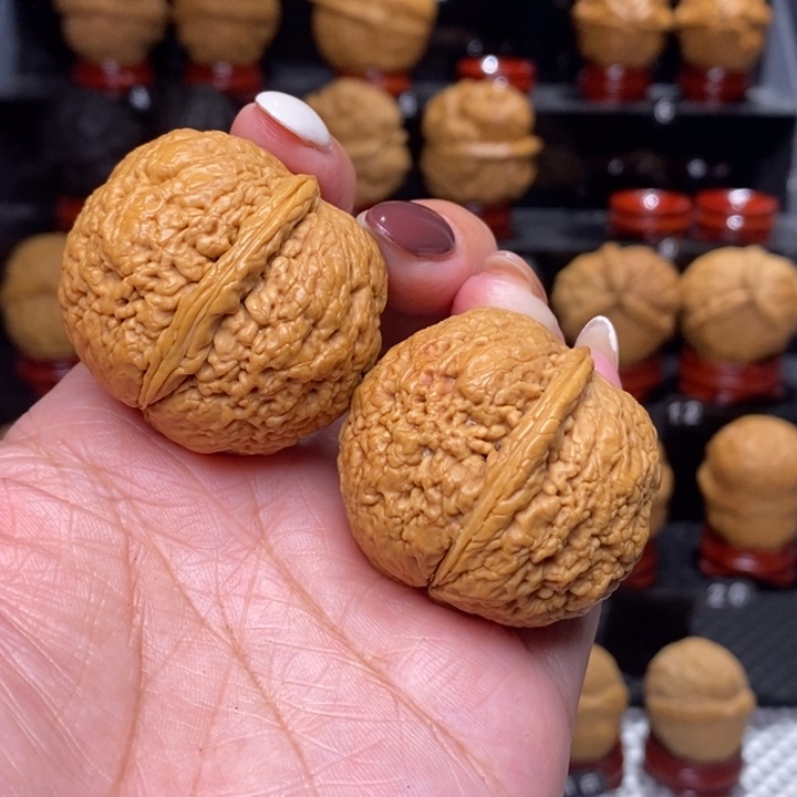 文玩核桃把件蚂蚁纹元宝…………80