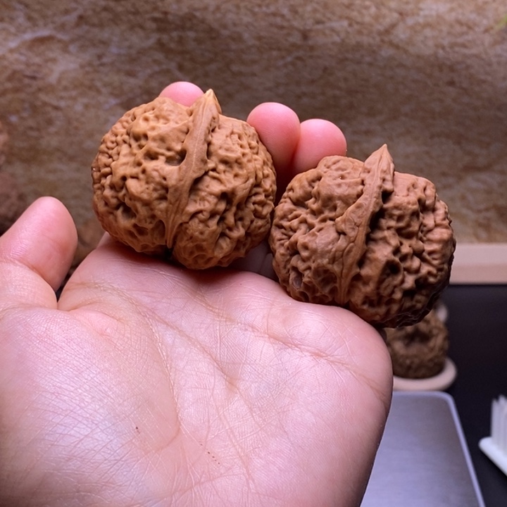 把件桃核25。         