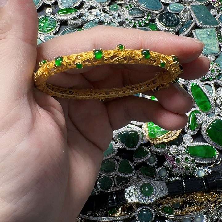 翡翠颈饰未镶嵌天然A货翡翠放漏