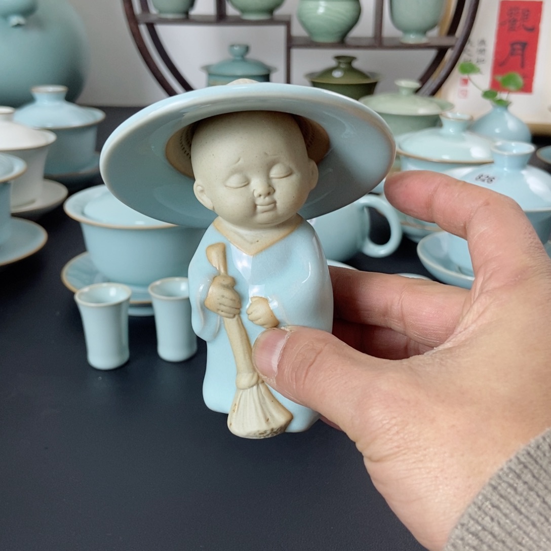 一级品天青釉小和尚