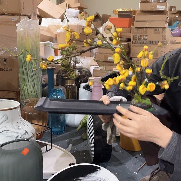 陶瓷花瓶，仿真绿植。