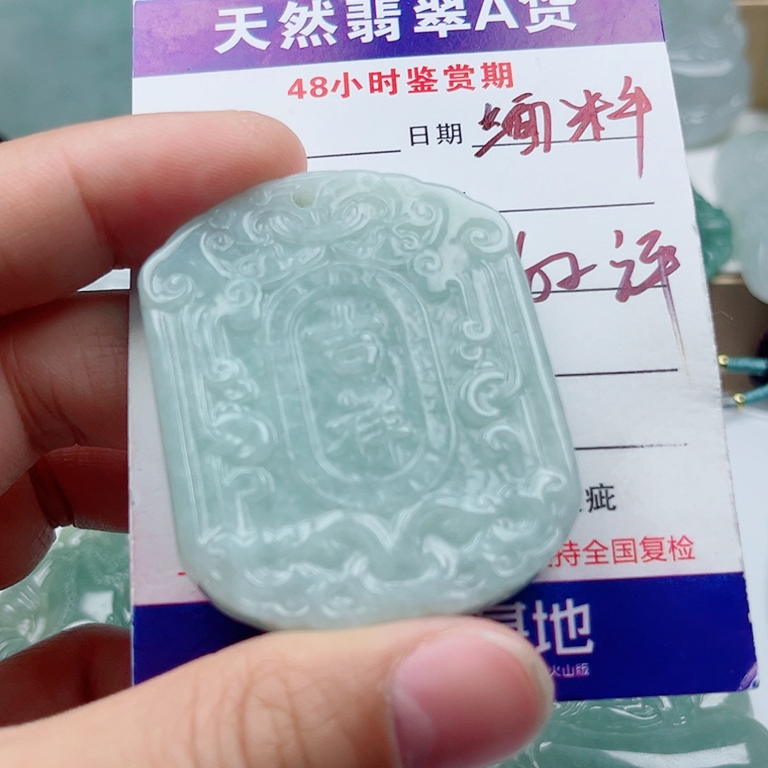 翡翠未镶嵌颈饰        