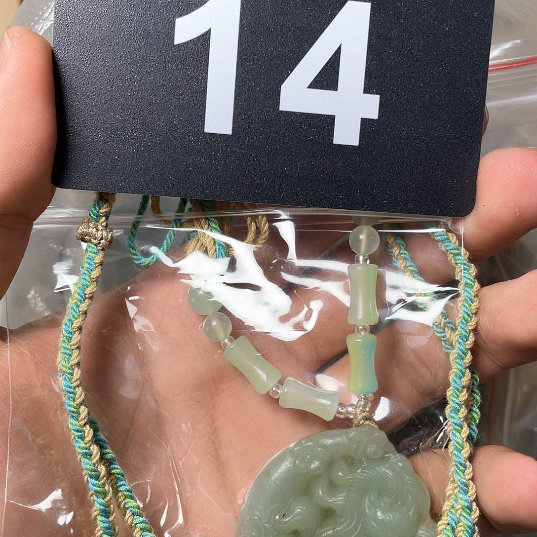 蛇纹石玉颈饰合金