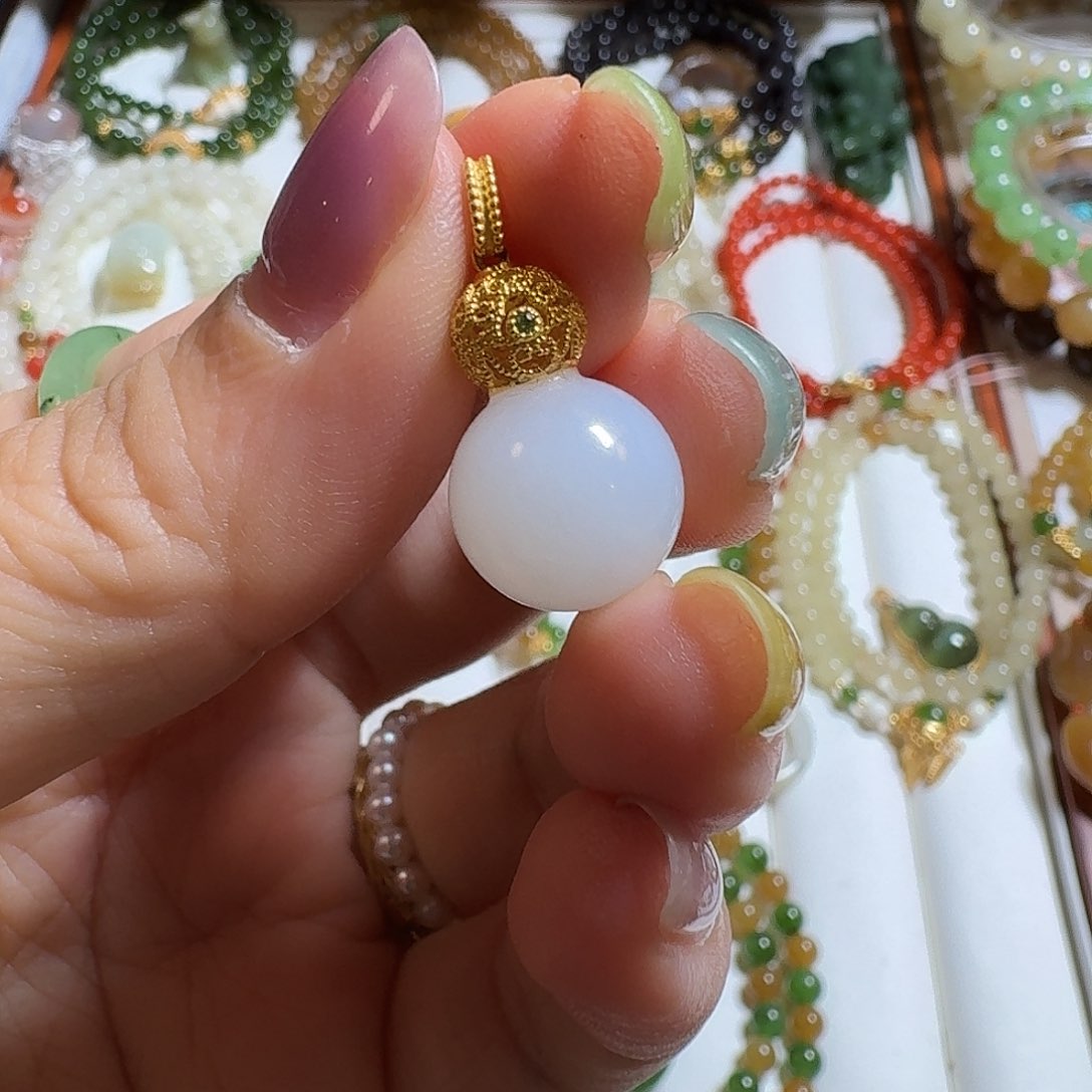 黄***丽和田玉18K金镶嵌颈饰