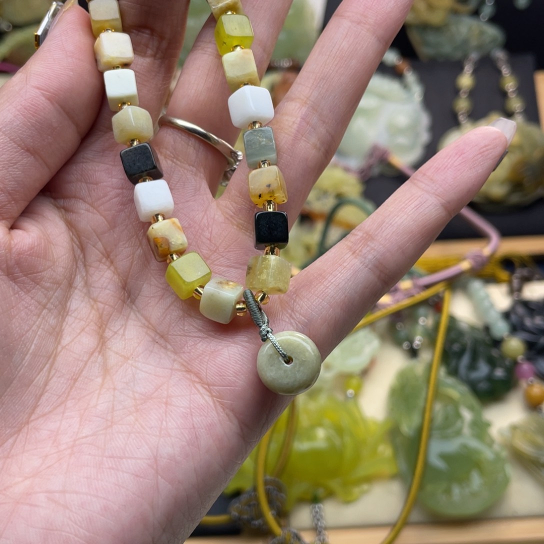 蛇纹石玉颈饰未镶嵌