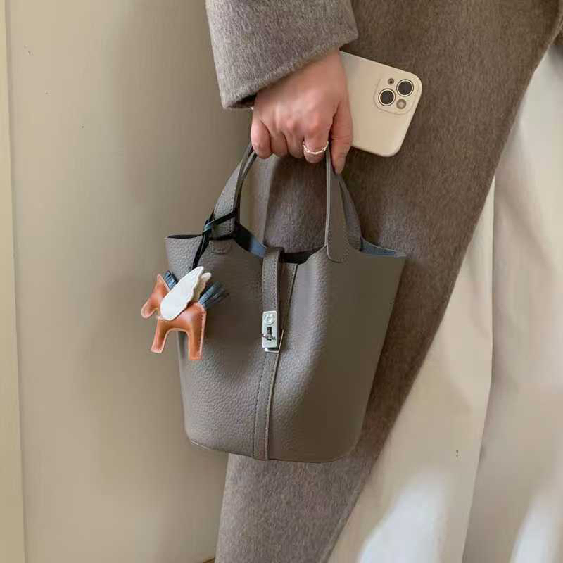 新款轻奢百搭高级感气质时尚斜挎女士包9389灰