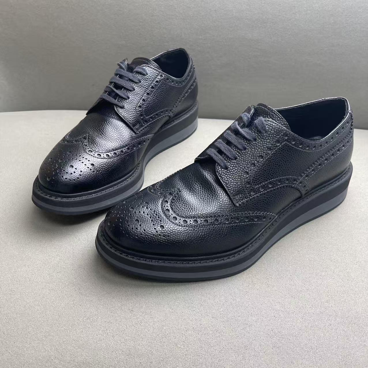 95新 Prada/普拉达 黑色皮革面镂空雕花休闲商务皮鞋 39.5码