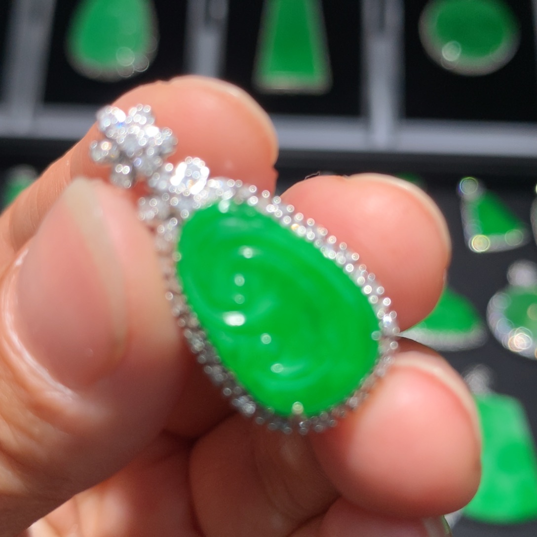 翡翠18K金镶嵌颈饰翡翠