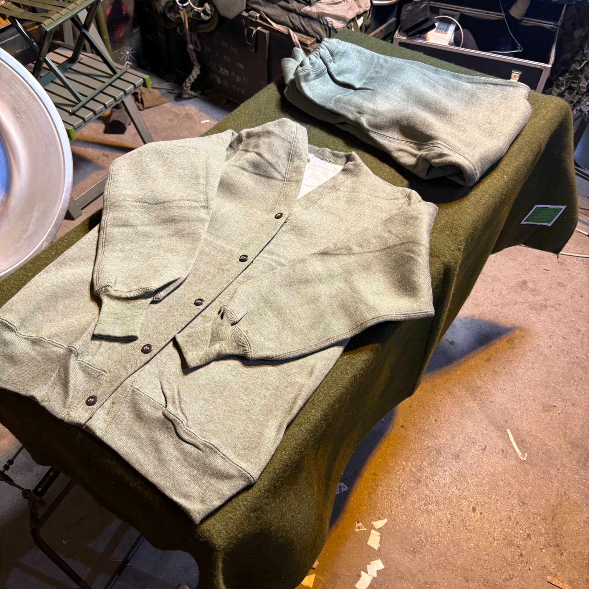 正品针织卫衣宽松型纽扣灰绿色长袖绒衣