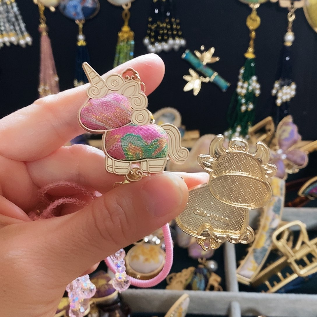 花岗石铁合金粉小马紫色牛手机挂件