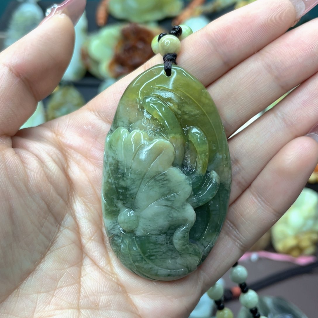 蛇纹石玉颈饰未镶嵌