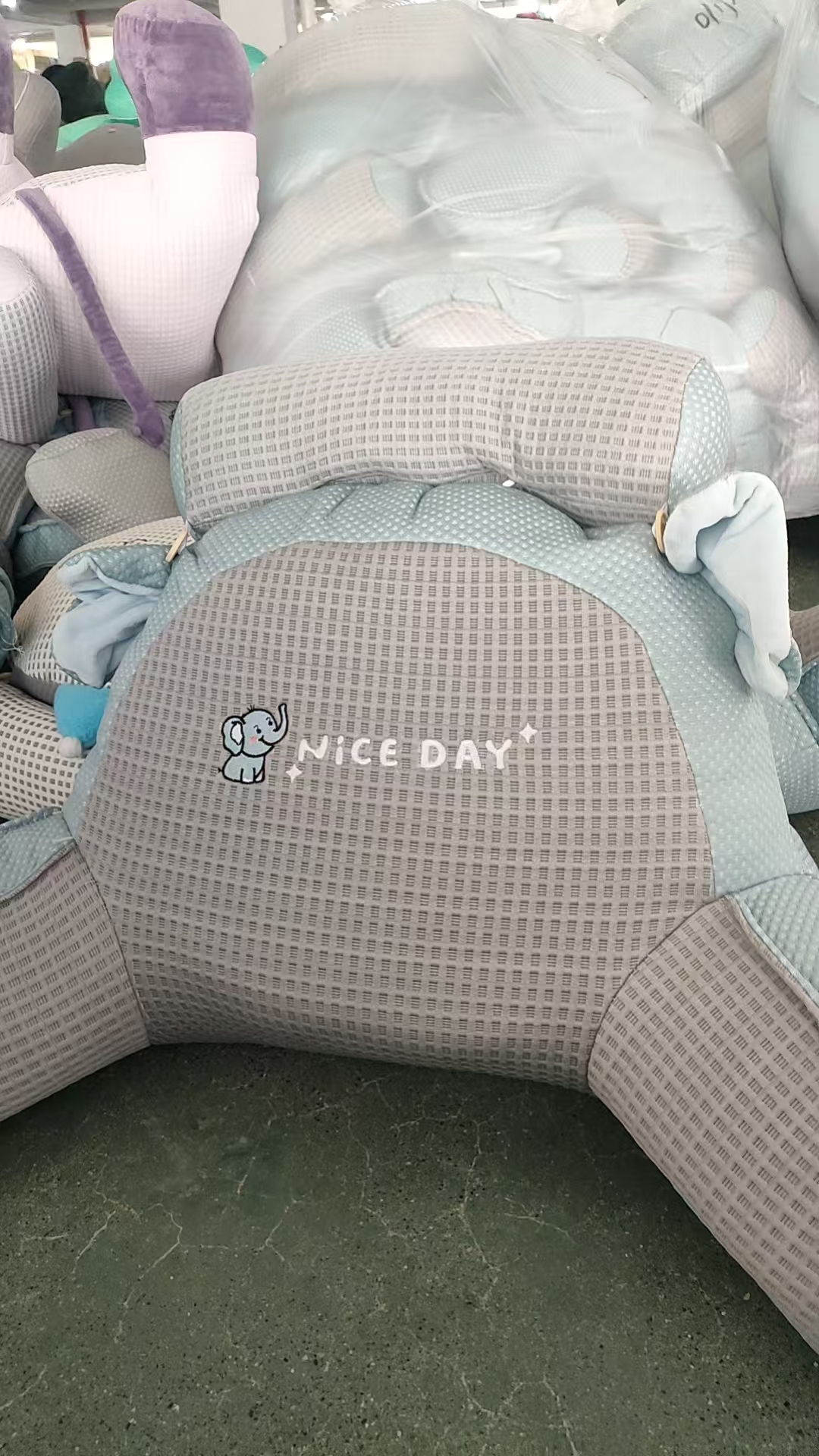 灰色凉感1号华夫格腰靠刺绣大象