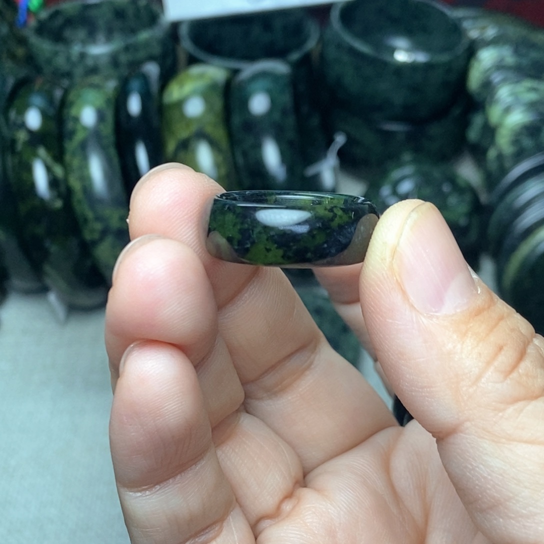 糖***果蛇纹石玉未镶嵌颈饰