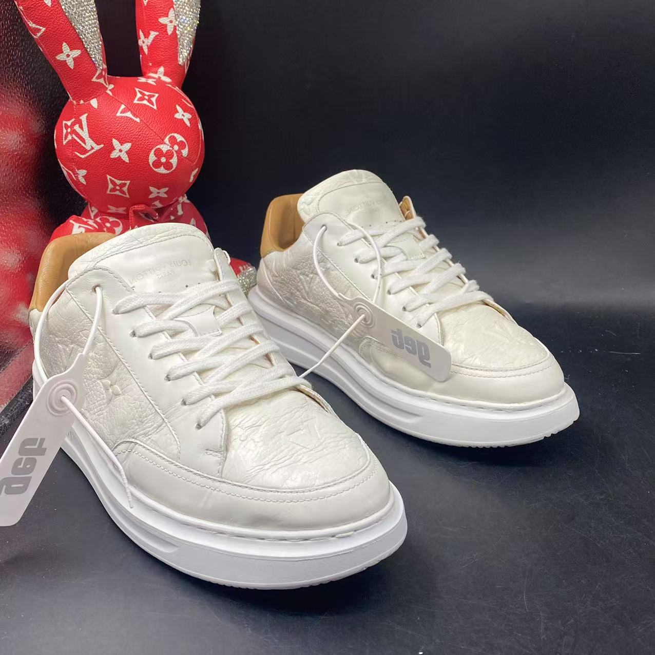 95新 LouisVuitton/路易威登 【聚星优选】白浮雕松糕鞋42.5码