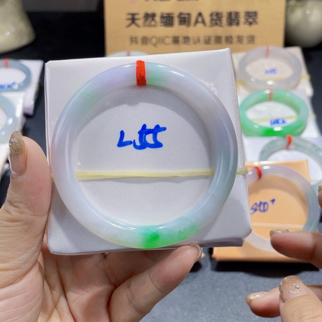 翡翠手镯未镶嵌翡翠手镯