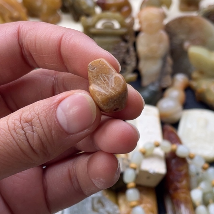 蛇纹石玉颈饰未镶嵌