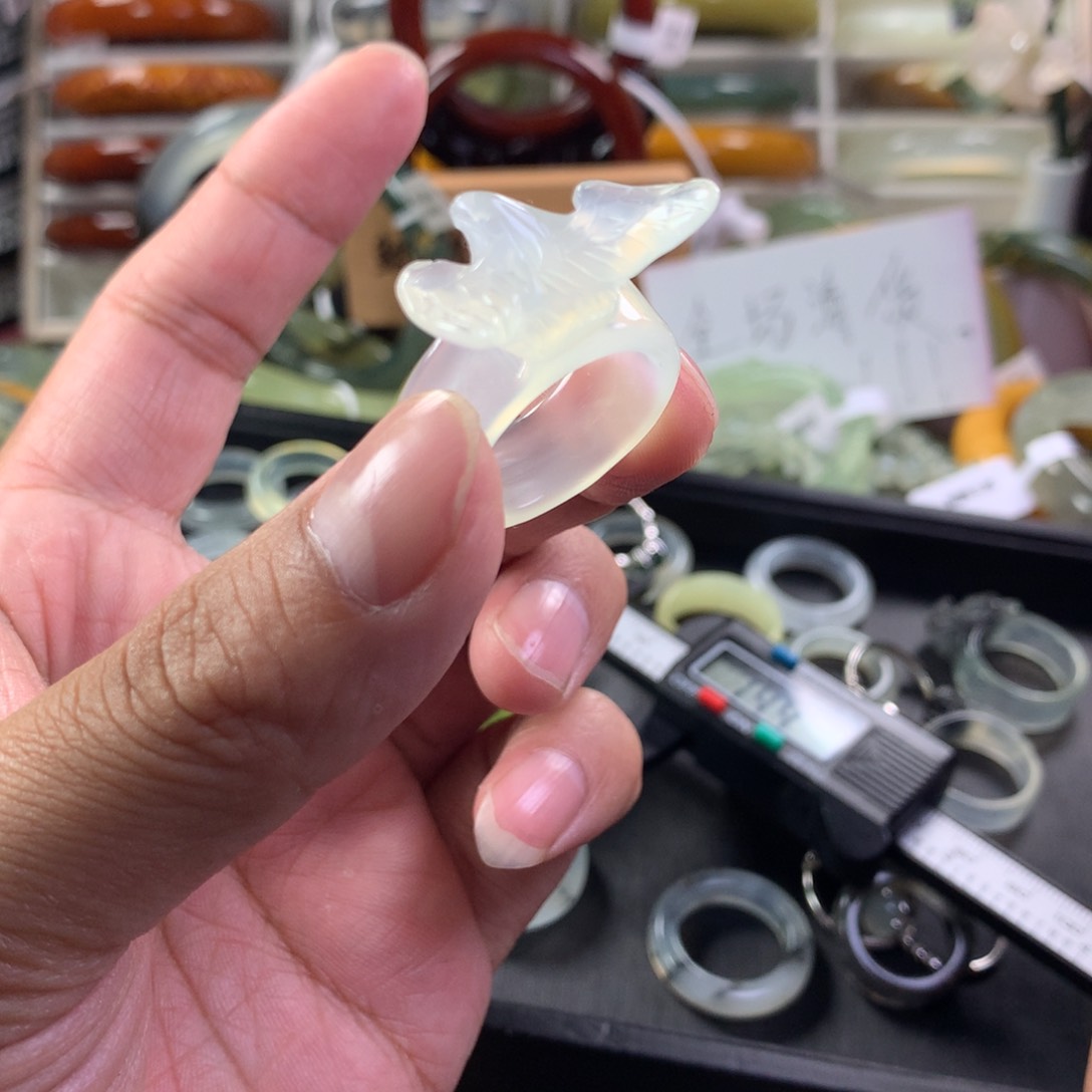 蛇纹石玉戒圈未镶嵌