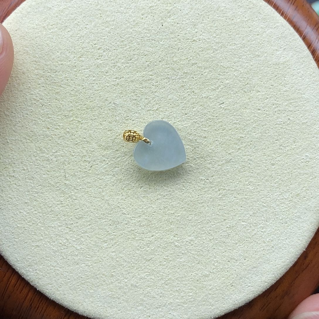 翡翠18K金镶嵌颈饰爱心