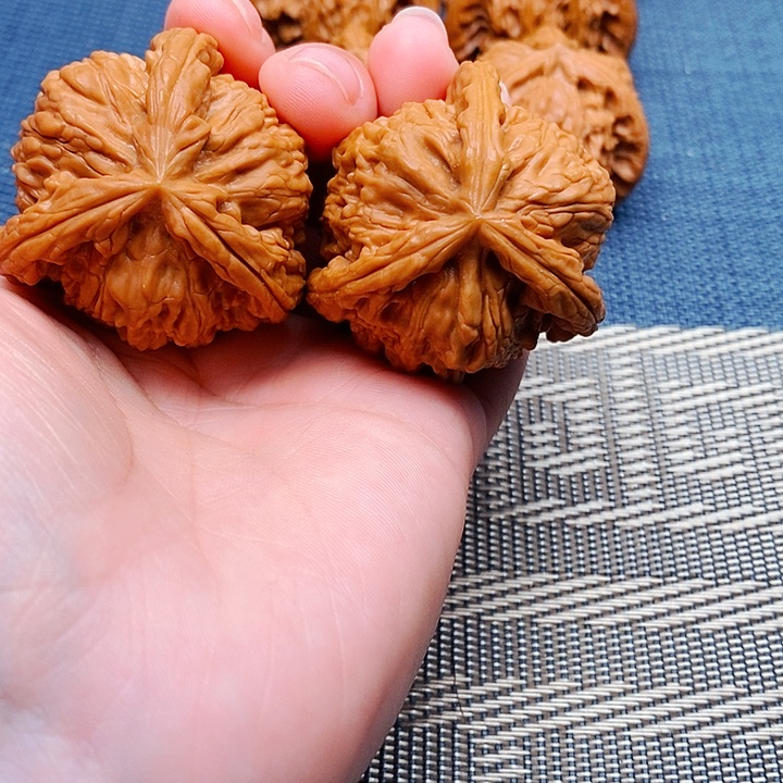 旧***人文玩核桃吊坠三棱