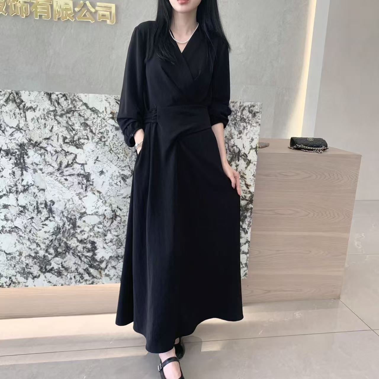 新款法式V领收腰显瘦长袖连衣裙女秋季设计感绑带修身长裙LY005
