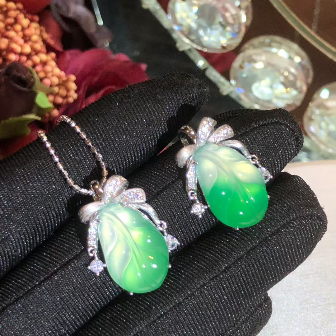 熹睿-银s925简约百搭镶嵌小众珠宝多样性甜绿玉髓芭蕉叶玉石吊坠