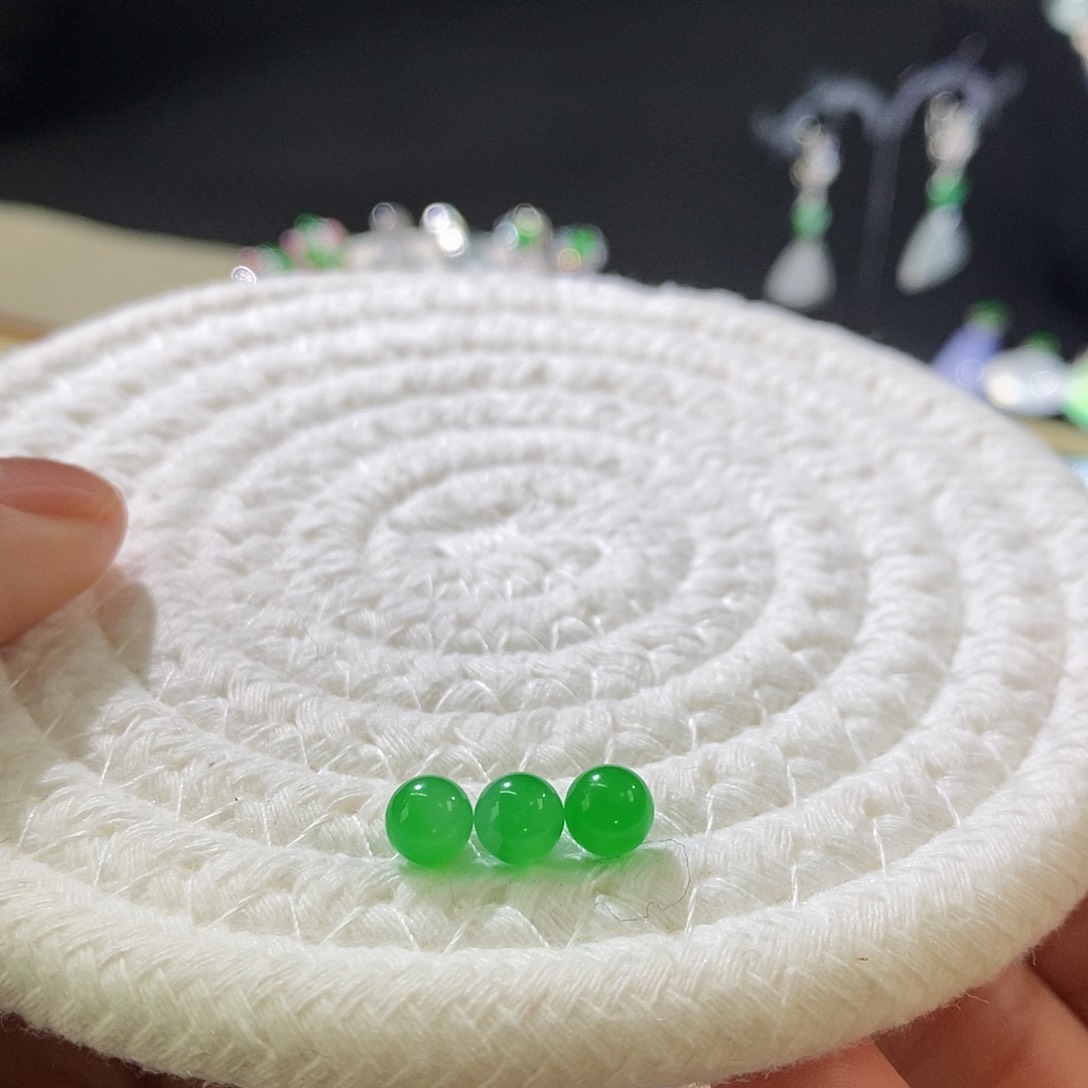 翡翠挂件未镶嵌一手珠珠