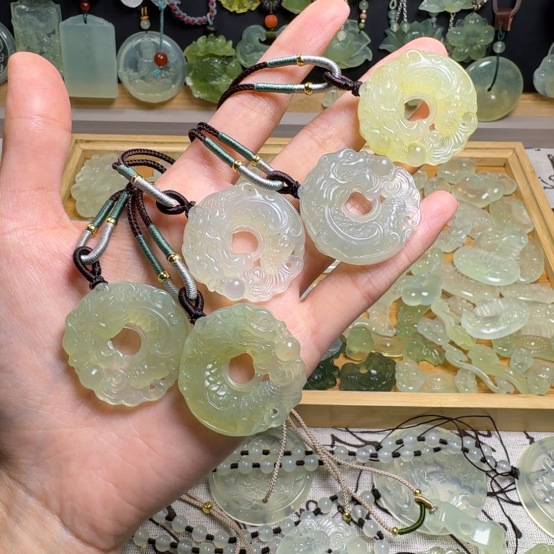 蛇纹石玉颈饰未镶嵌