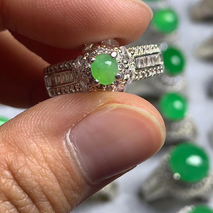 翡翠未镶嵌戒指铜托，卖裸石，需要二次镶嵌