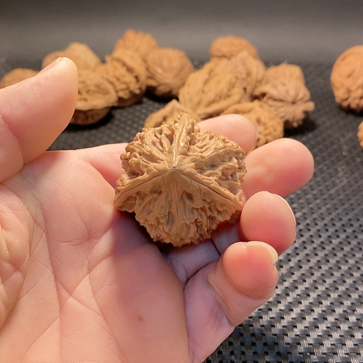 把件文玩核桃鸡心三棱奔 有一丁点黄尖