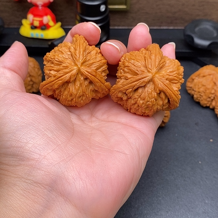 隔***徐文玩核桃把件白奔