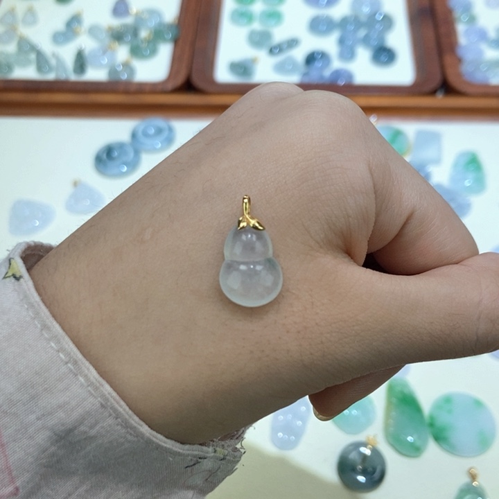 颈饰18K金镶嵌翡翠葫芦