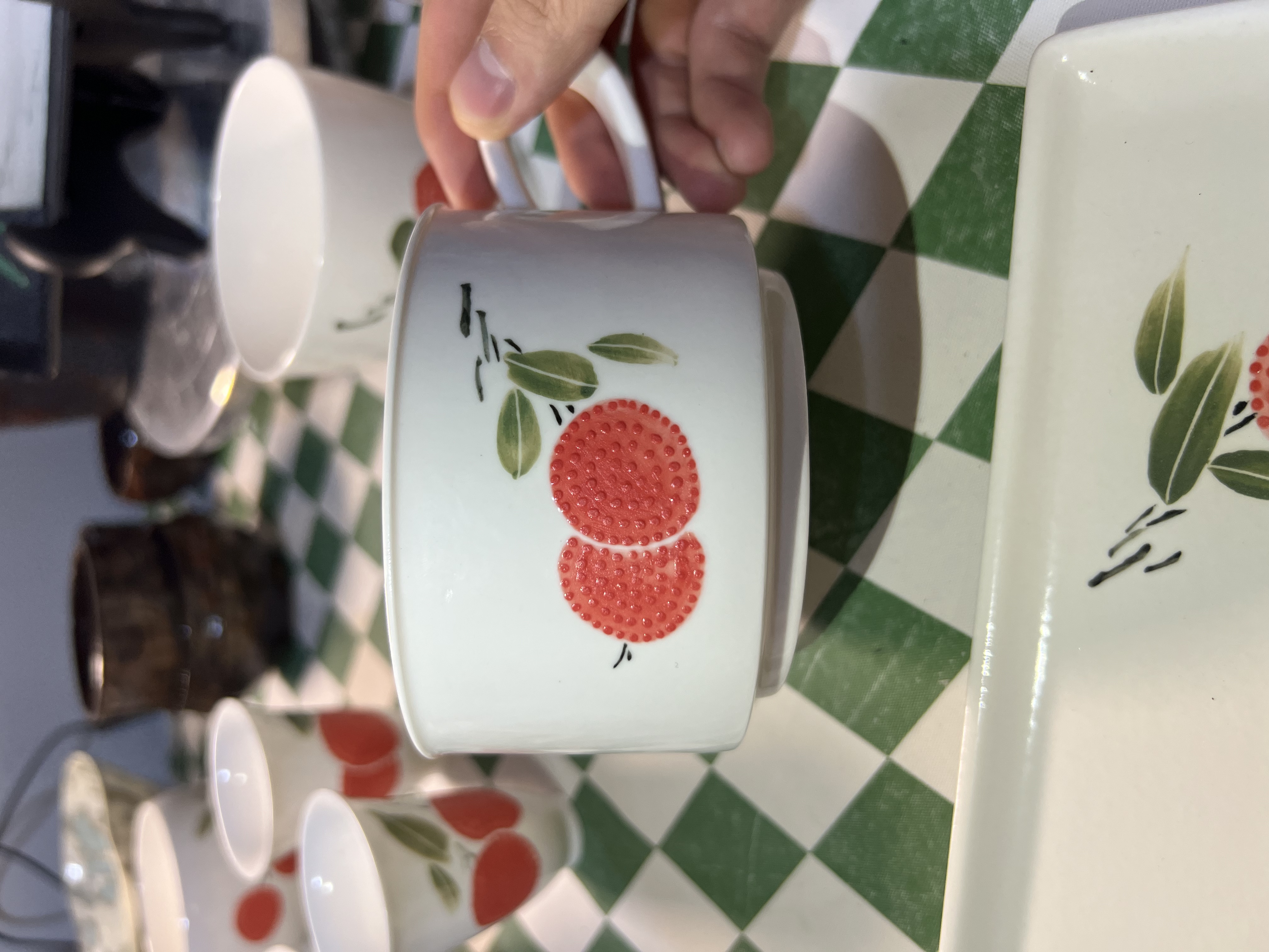 束几釉下彩手绘荔枝马克杯