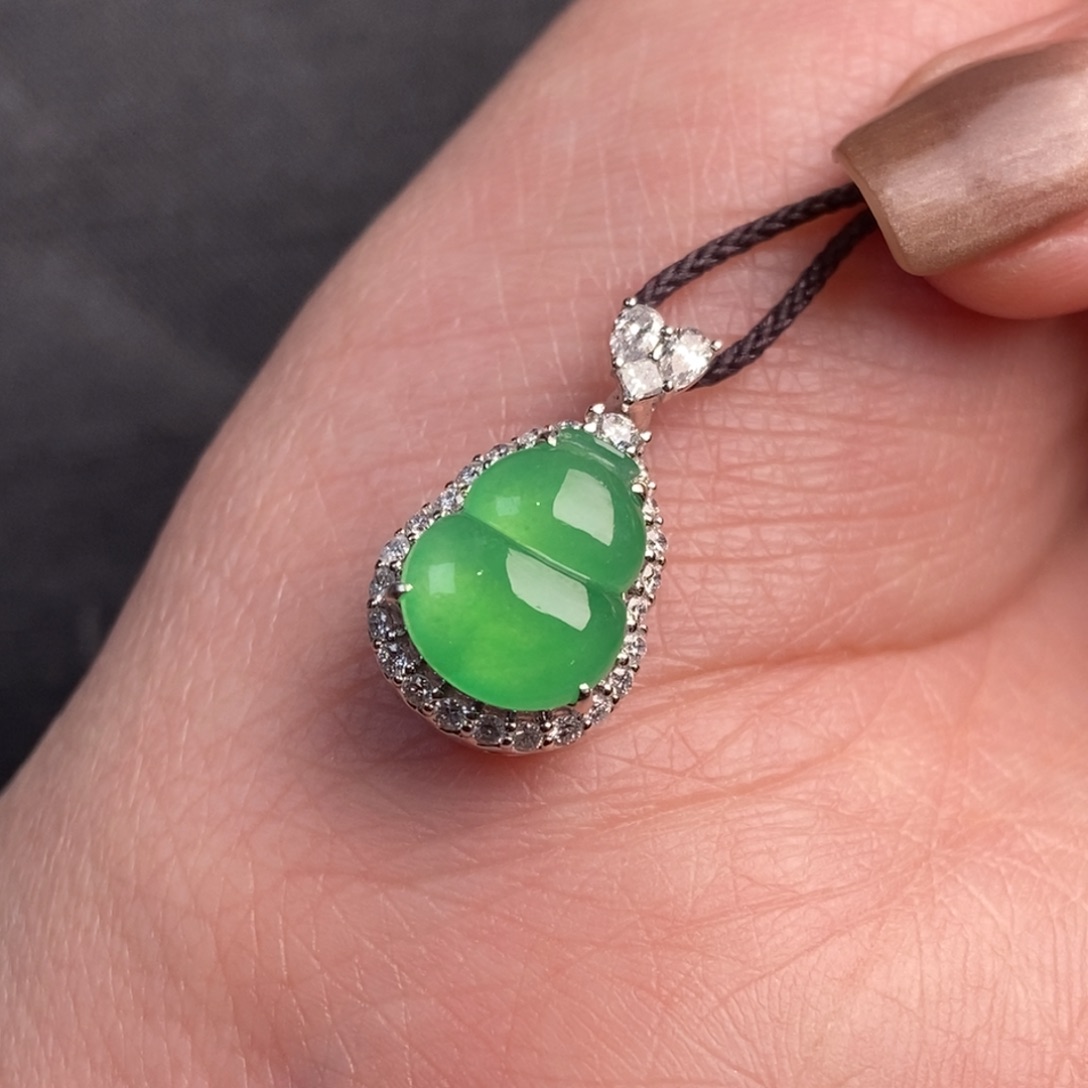 翡翠颈饰18K金镶嵌满绿翡翠葫芦吊坠