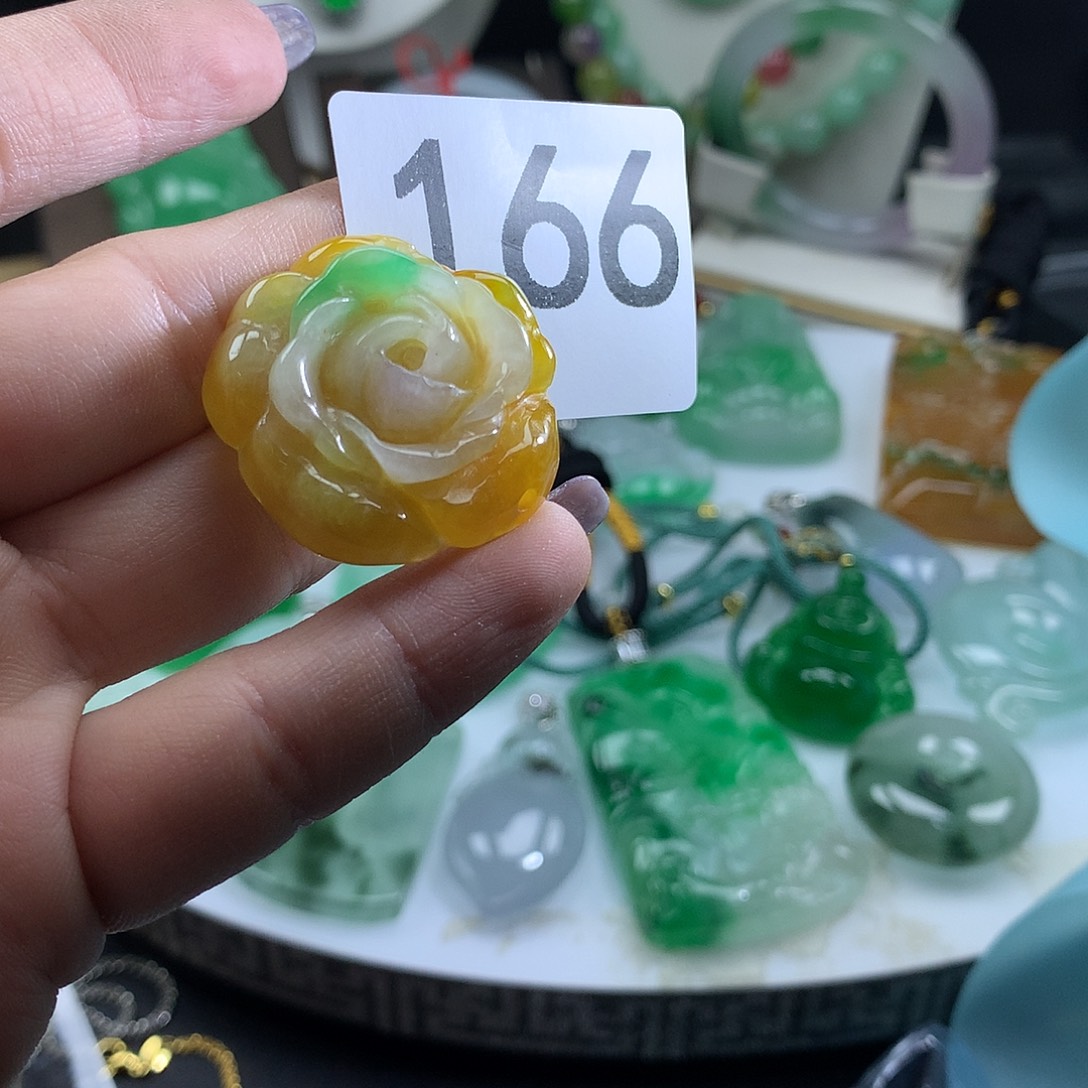 翡翠未镶嵌吊坠(赠链)