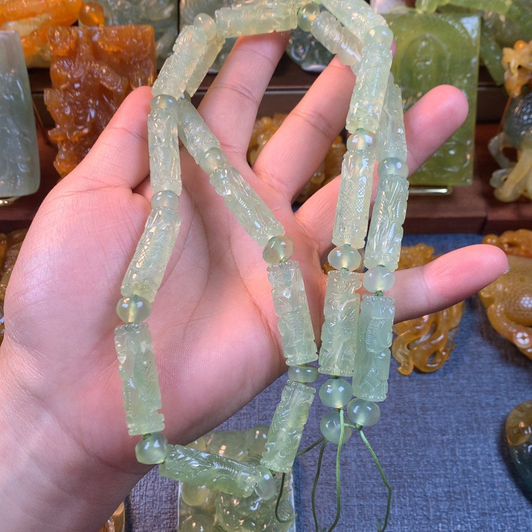 一***风蛇纹石玉未镶嵌项链