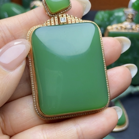 水***心和田玉（碧玉）18K金镶嵌颈饰