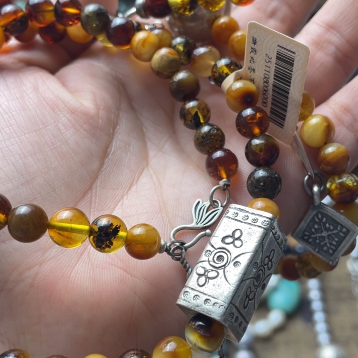 琥珀未镶嵌颈饰琥珀的颜色