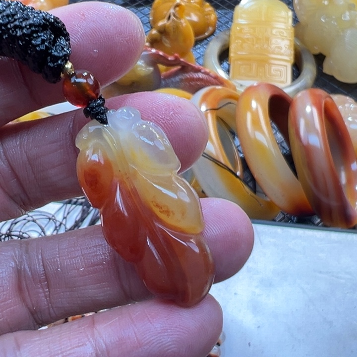 石英质玉（黄龙玉）颈饰未镶嵌