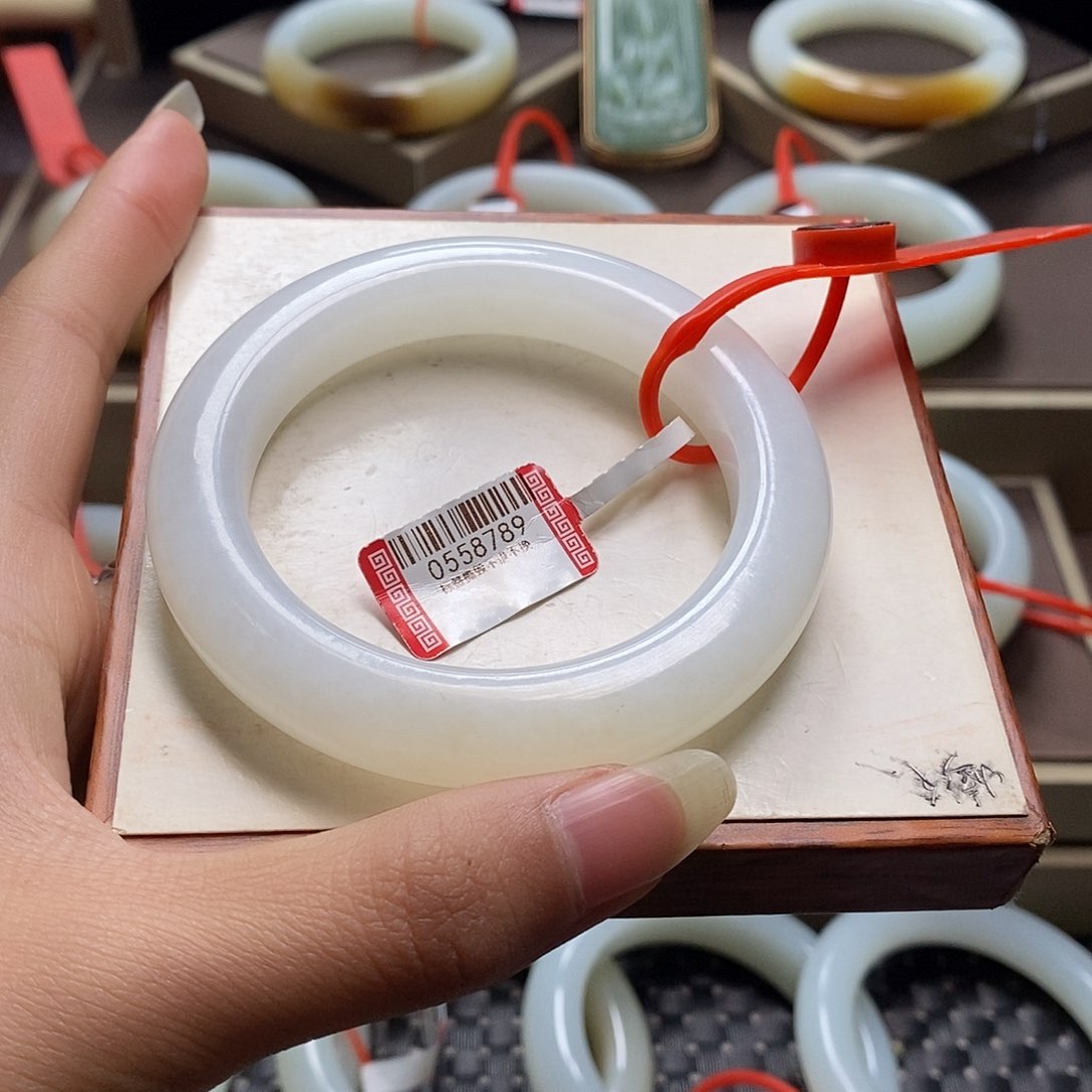 和田玉手镯未镶嵌