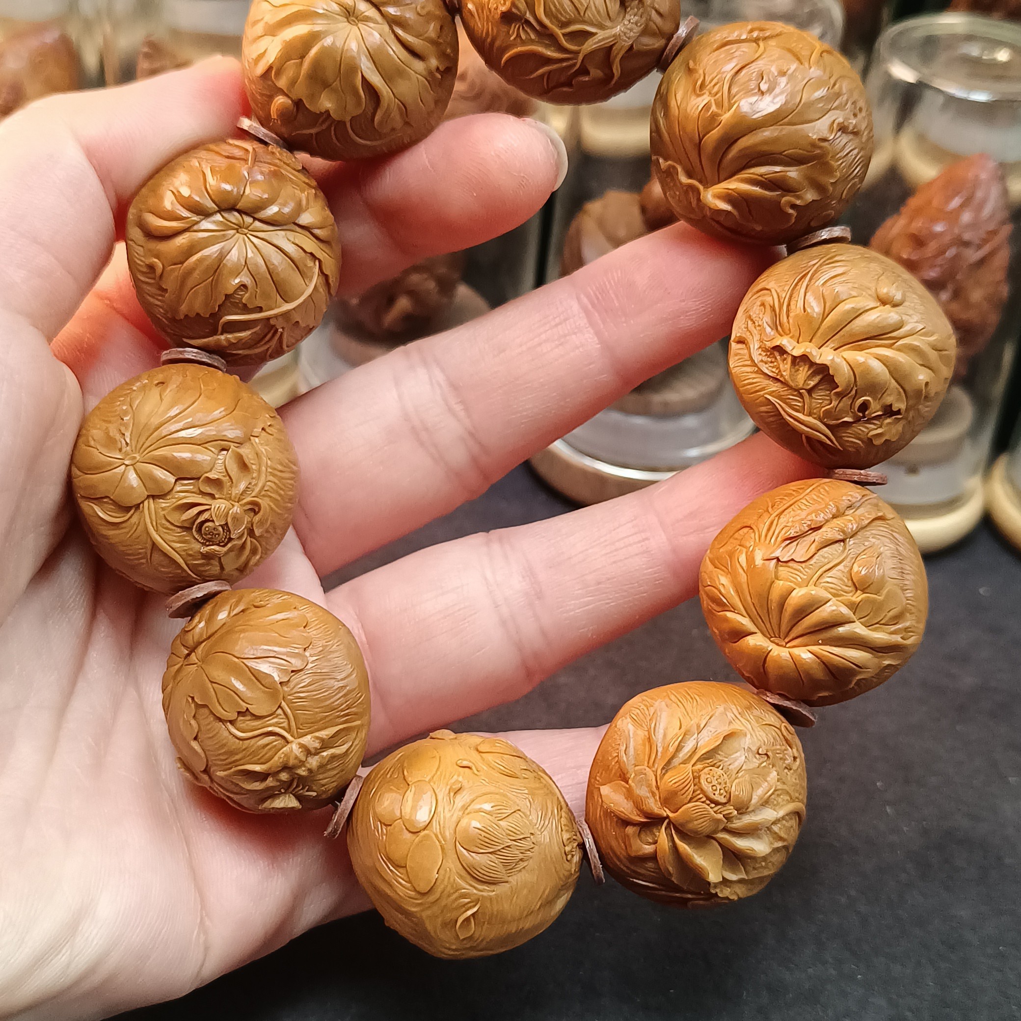 橄榄核雕2.5*2.5尺寸双鱼戏莲