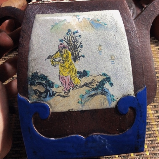 紫砂茶壶原矿泥料手工制作的紫砂壶。