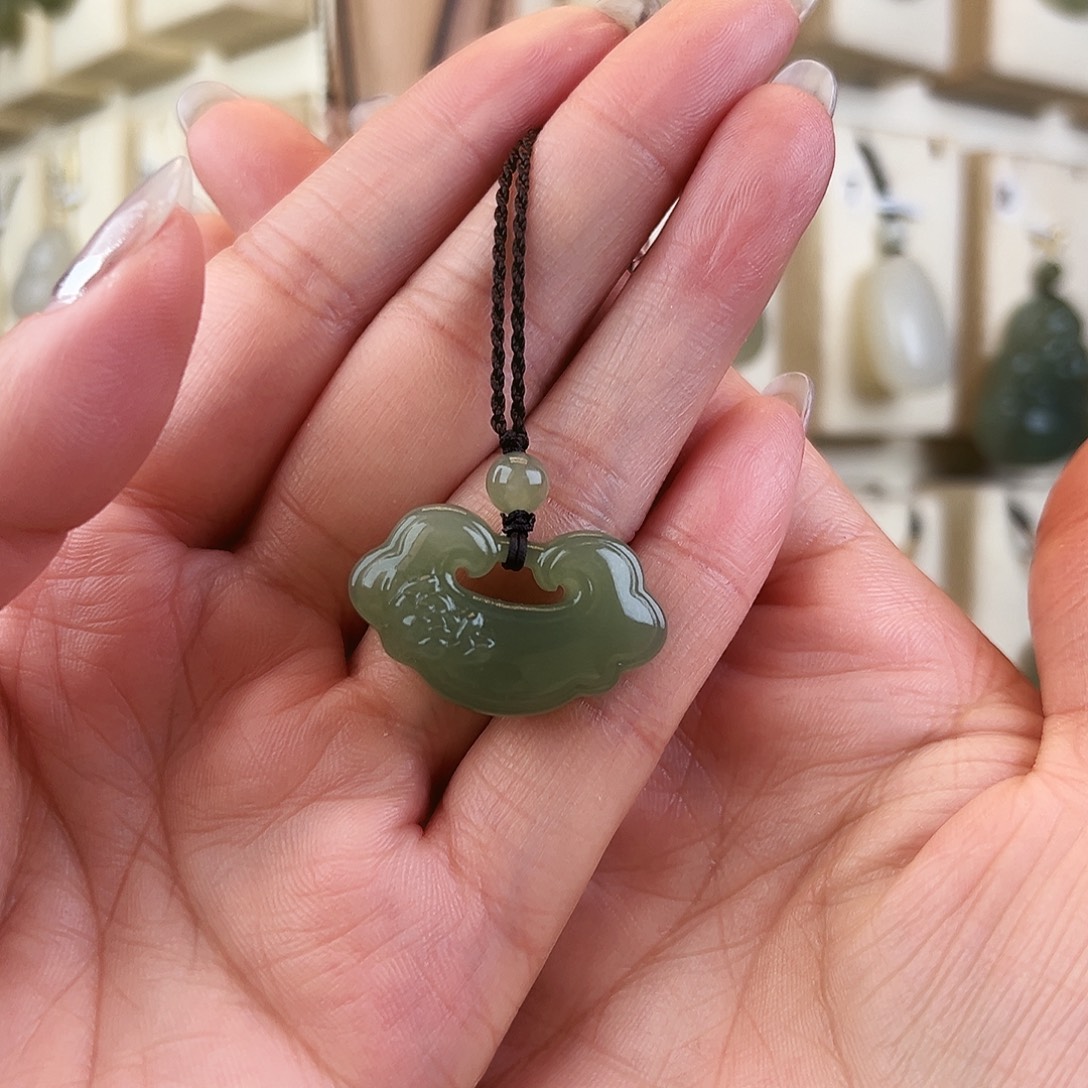 顺***，和田玉未镶嵌颈饰