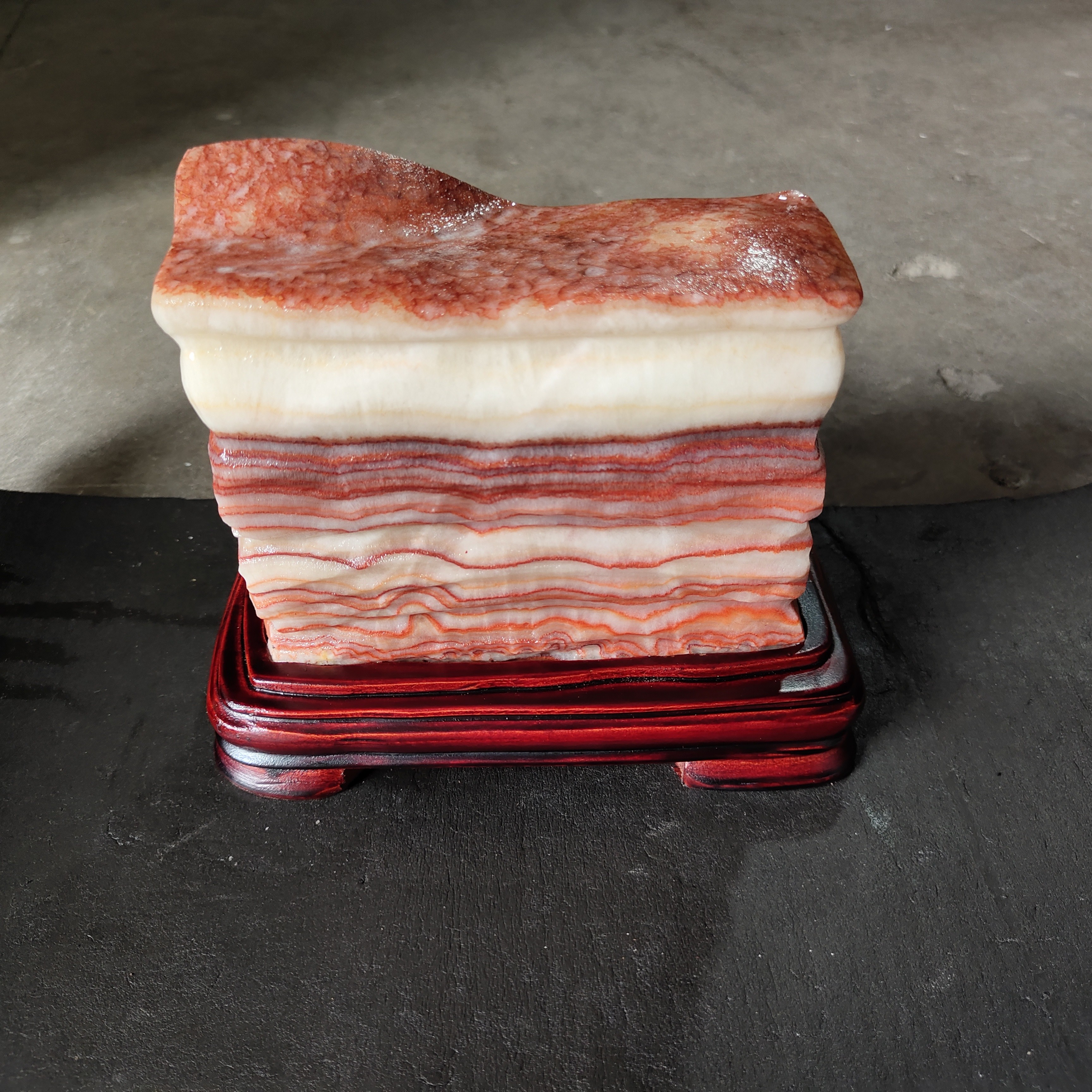 广西天然猪肉石摆件，石头尺寸16*6*13含座长19高17cm,7斤