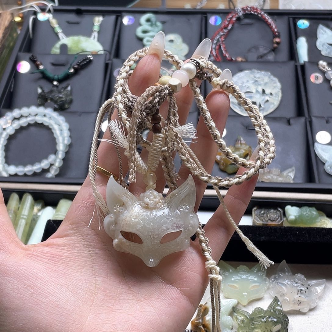 蛇纹石玉未镶嵌颈饰豆*