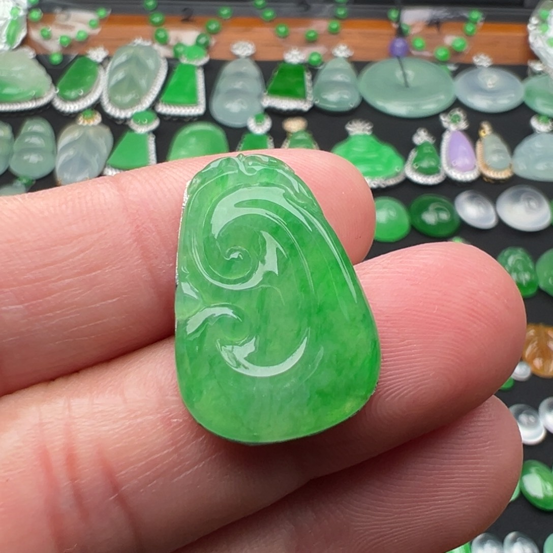 翡翠颈饰未镶嵌如意23.2