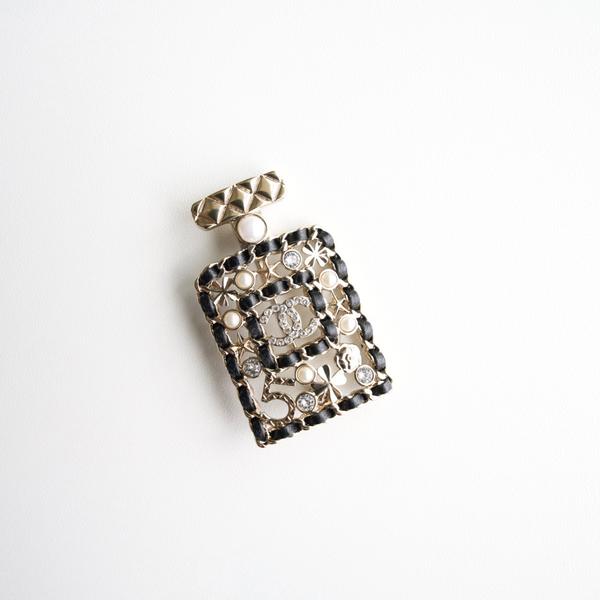 Chanel 皮穿多元素香水瓶胸针