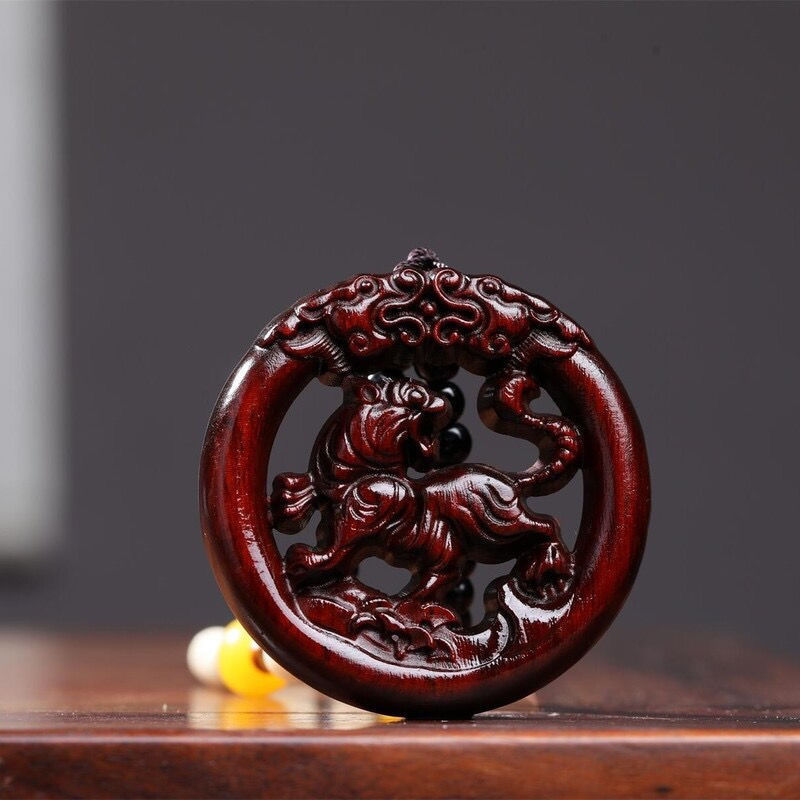 紫檀木雕老虎吊坠吊牌男女红木生肖虎项链木质上山虎牌镂空虎挂件