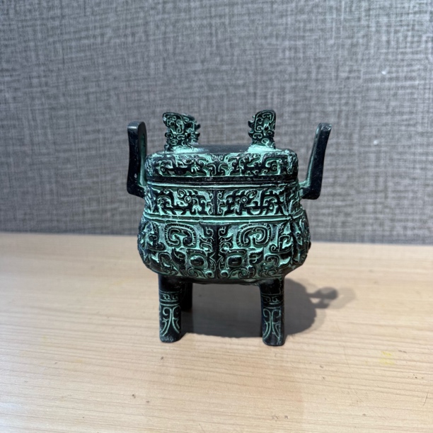 青铜器滕侯鼎，高：12厘米青铜材质，家居摆件。