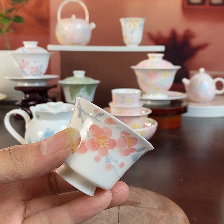 梅花釉下手绘品茗杯马蹄